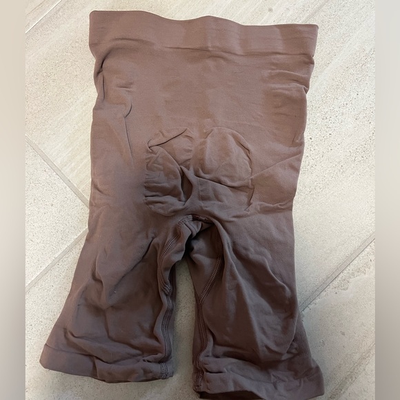 LIKE NEW Skims Taupe Dark Beige Shape wear Size L XL Seamless Sculpt Short - Picture 2 of 3